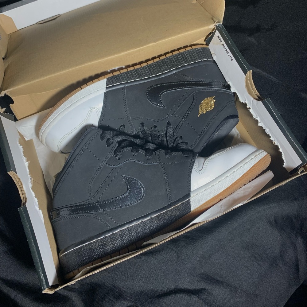 JORDAN 1 MID Black White Gold (GS)